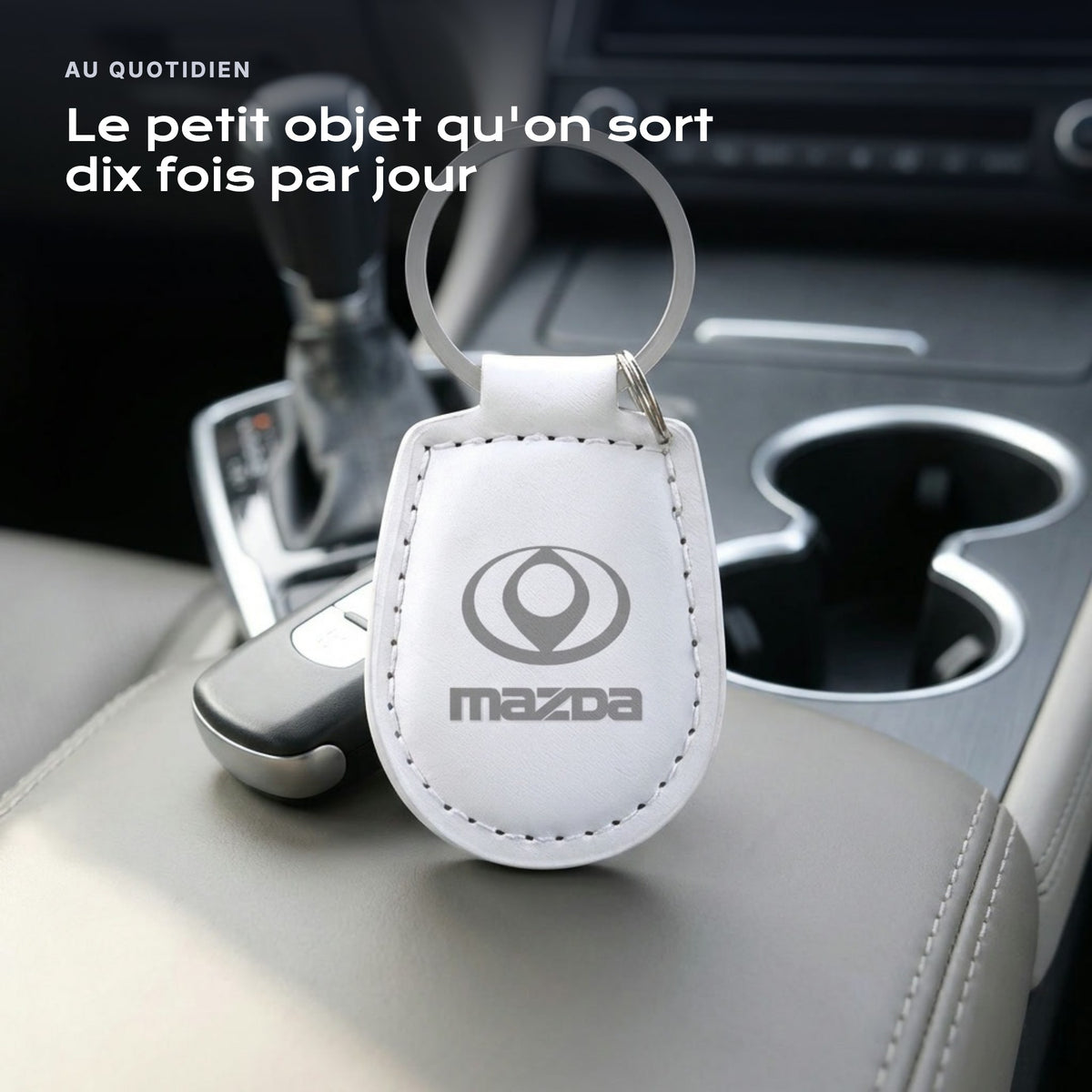 Porte-clés Mazda gravé, accroché à une clé