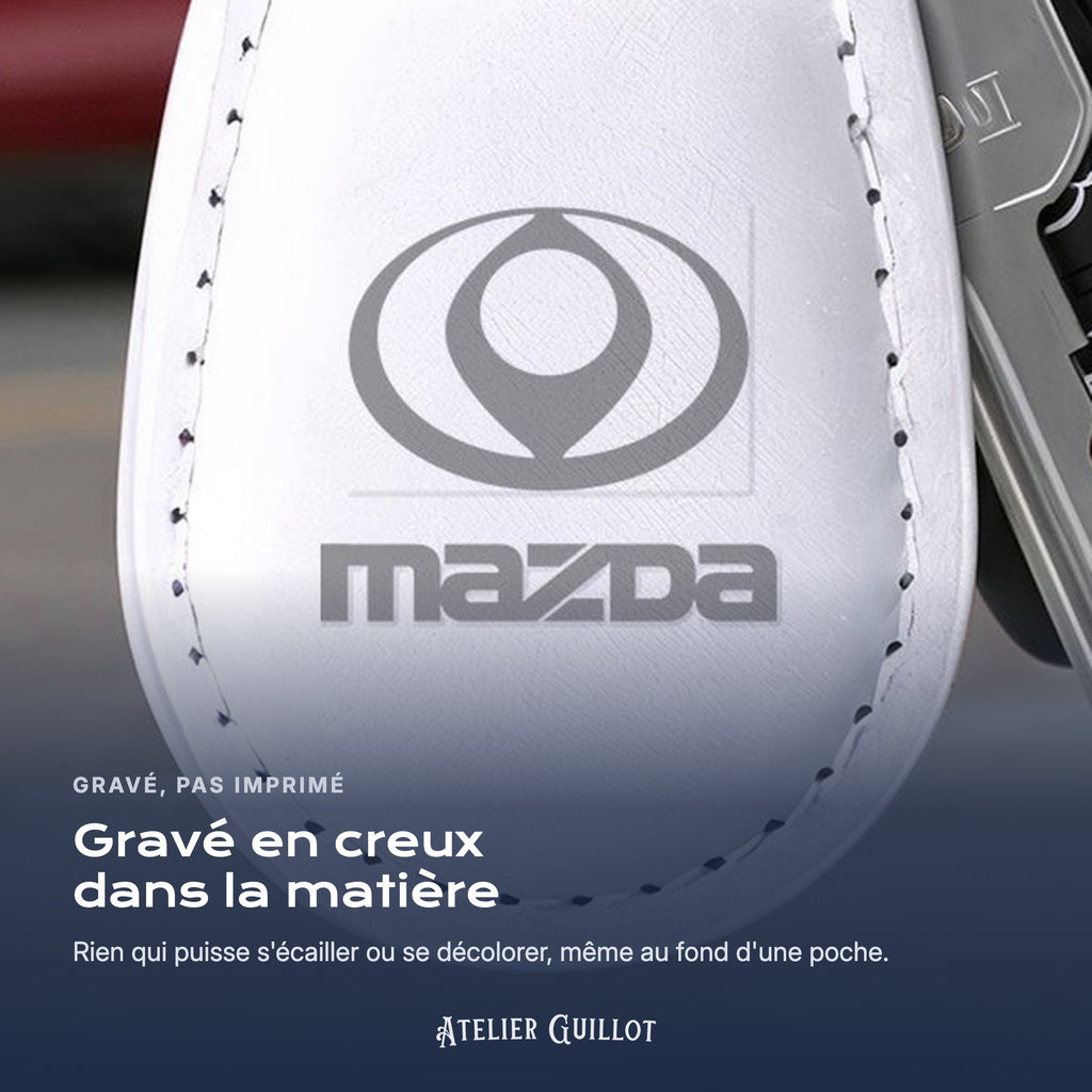 Logo Mazda gravé au laser dans le simili cuir
