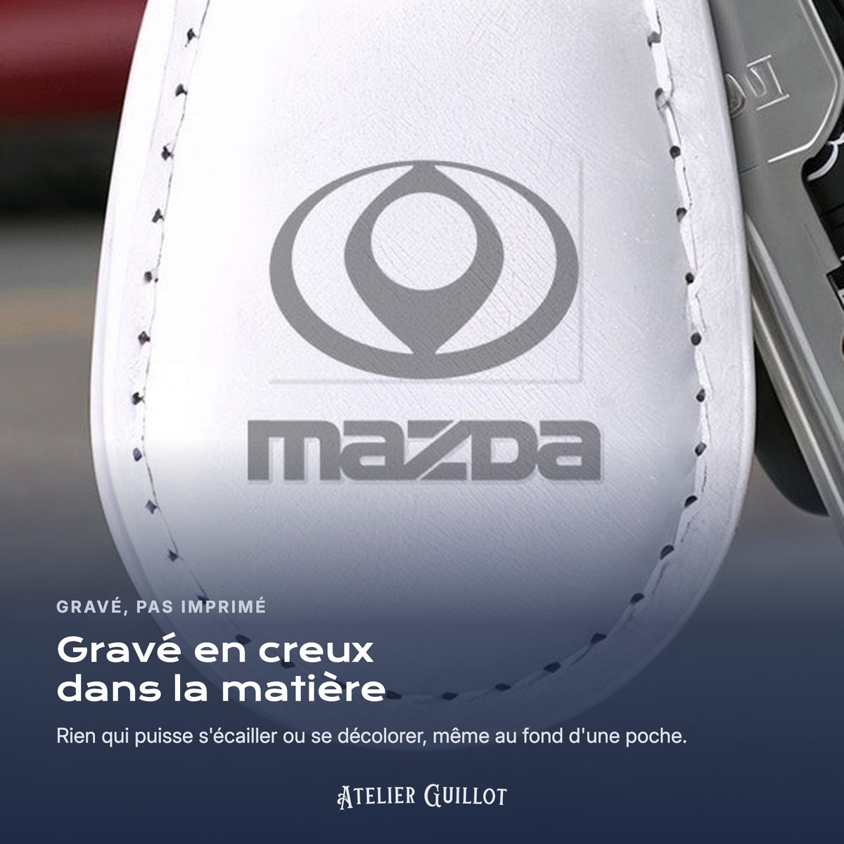 Logo Mazda gravé au laser dans le simili cuir