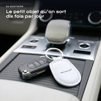 Porte-clés McLaren gravé, accroché à une clé