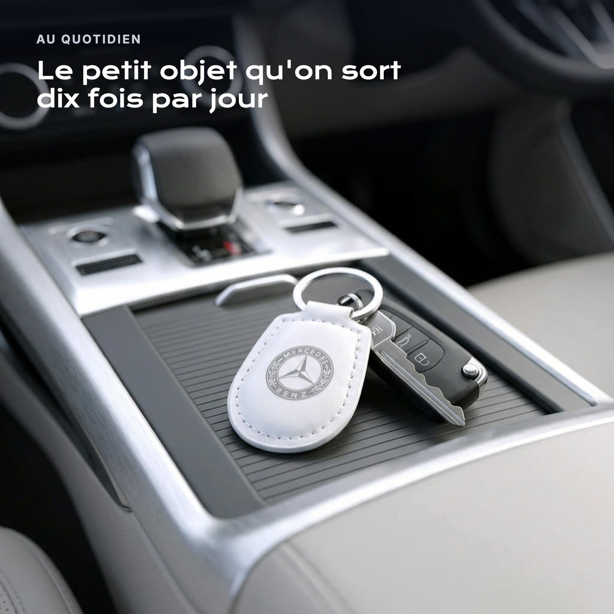 Porte-clés Mercedes-Benz gravé, accroché à une clé