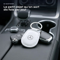 Porte-clés Mercedes-Benz gravé, accroché à une clé