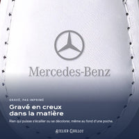 Logo Mercedes-Benz gravé au laser dans le simili cuir