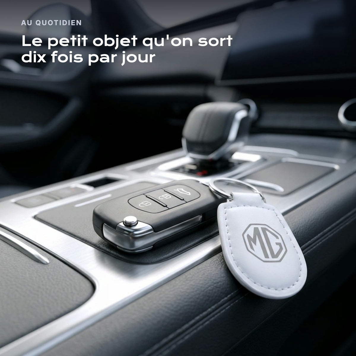 Porte-clés MG gravé, accroché à une clé