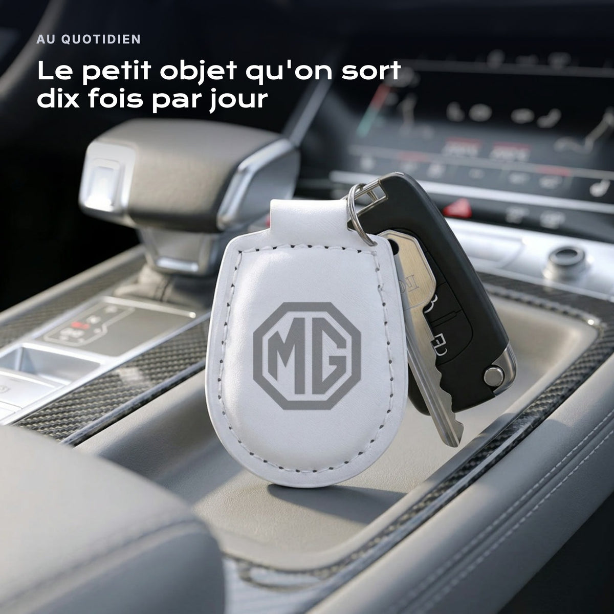 Porte-clés MG gravé, accroché à une clé