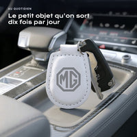 Porte-clés MG gravé, accroché à une clé