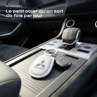 Porte-clés Mitsubishi gravé, accroché à une clé
