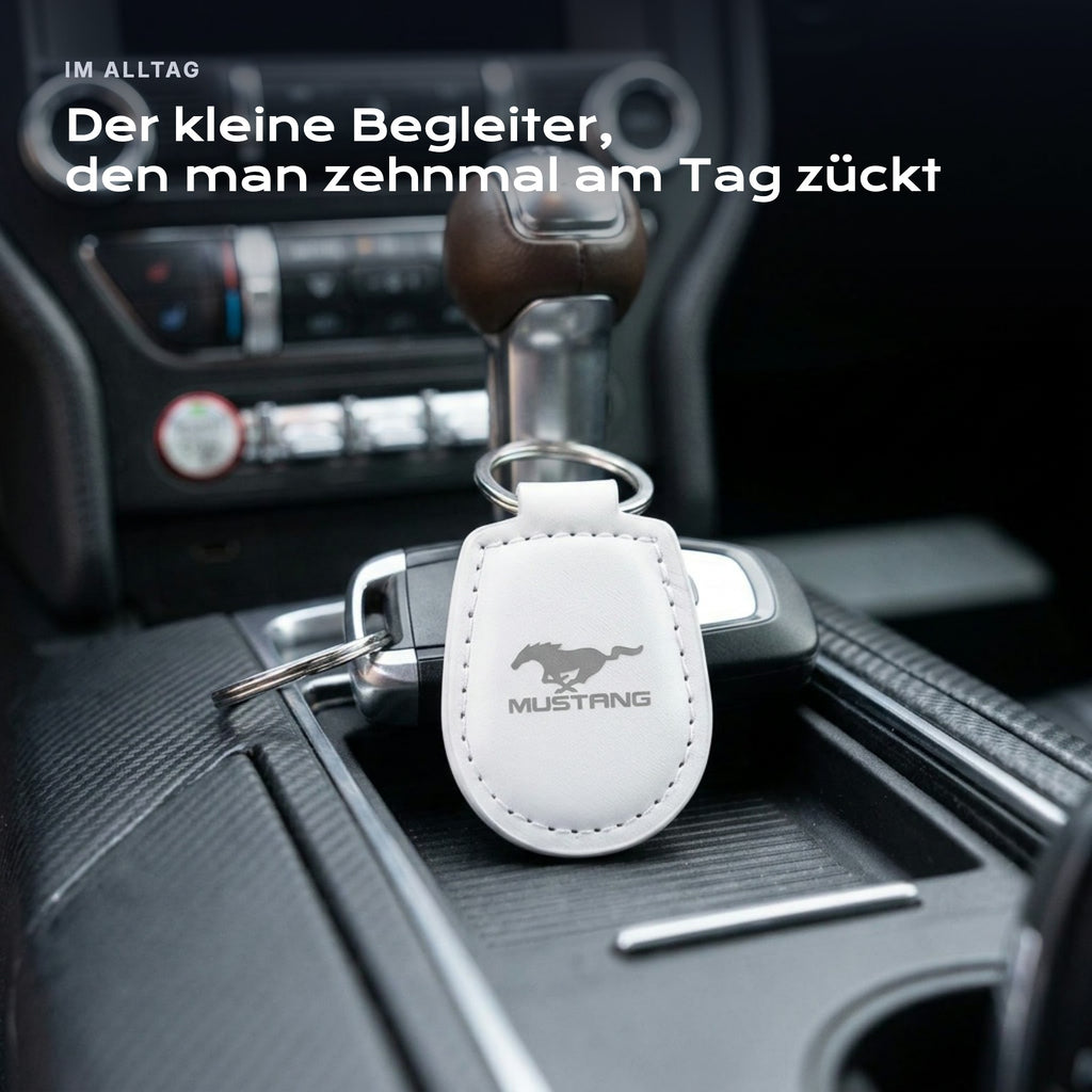Gravierter Schlüsselanhänger Ford Mustang an einem Schlüssel