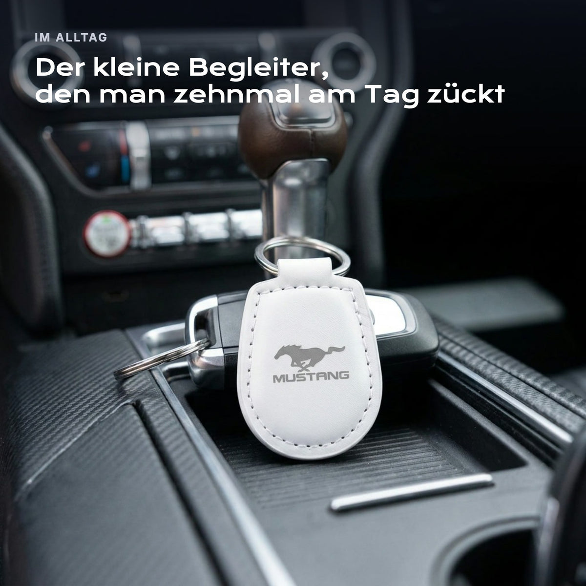 Gravierter Schlüsselanhänger Ford Mustang an einem Schlüssel