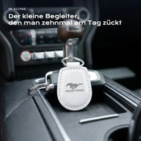 Gravierter Schlüsselanhänger Ford Mustang an einem Schlüssel