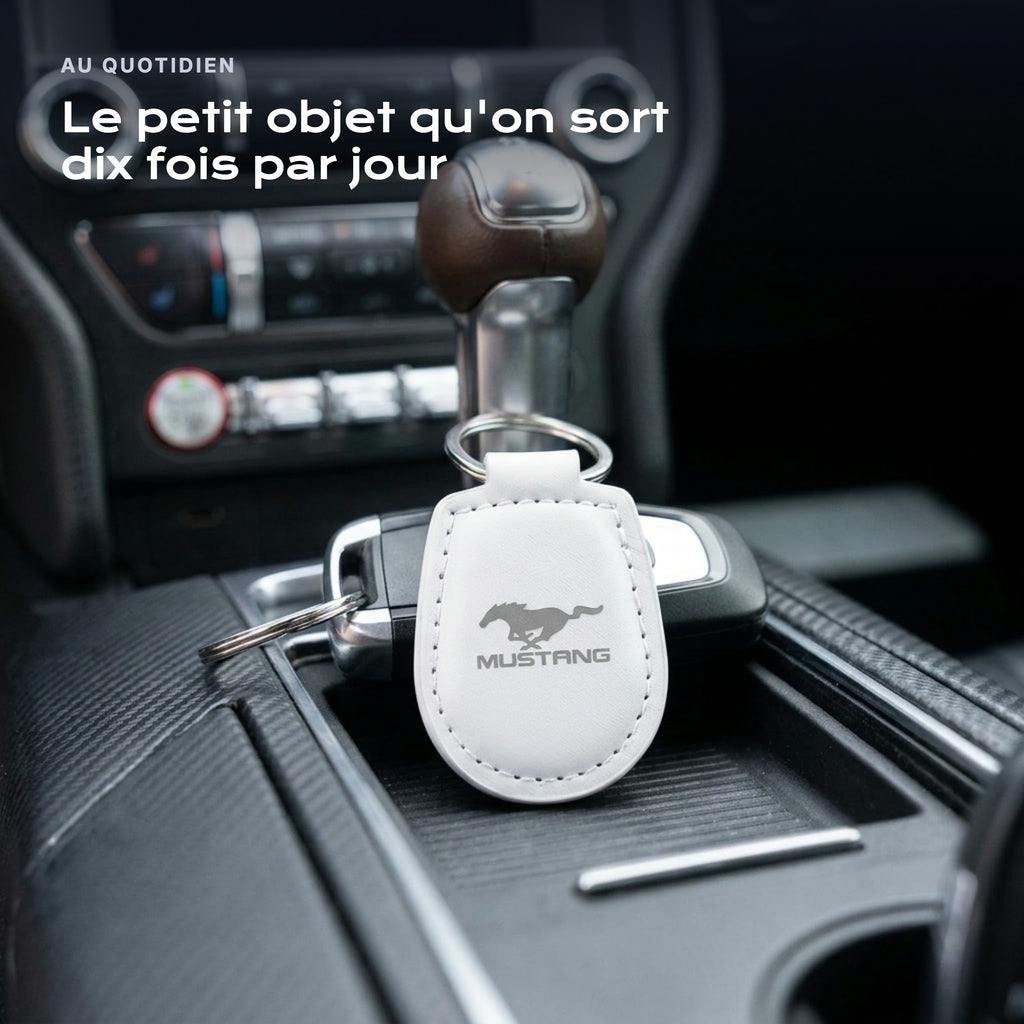 Porte-clés Ford Mustang gravé, accroché à une clé