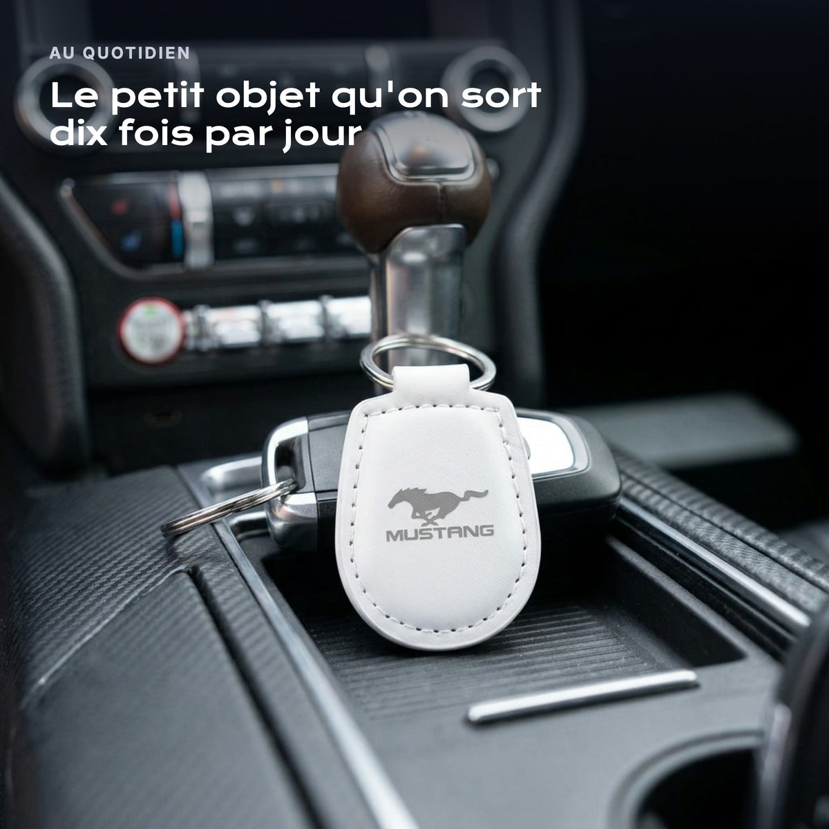Porte-clés Ford Mustang gravé, accroché à une clé