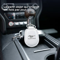 Porte-clés Ford Mustang gravé, accroché à une clé