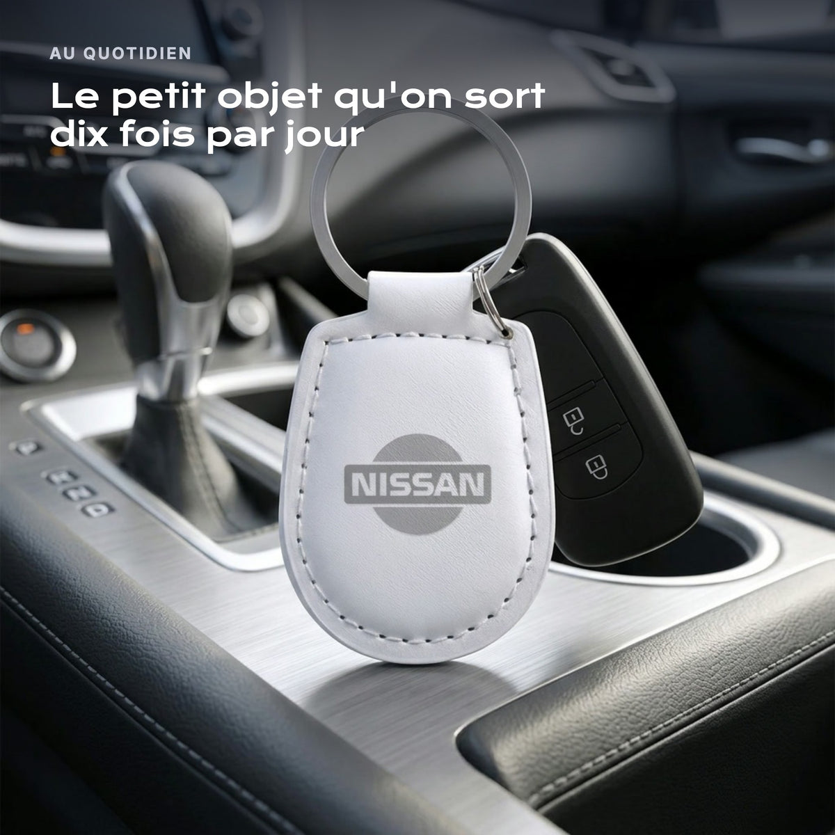 Porte-clés Nissan gravé, accroché à une clé