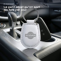 Porte-clés Nissan gravé, accroché à une clé