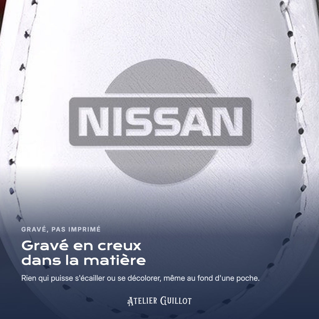 Logo Nissan gravé au laser dans le simili cuir
