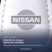 Logo Nissan gravé au laser dans le simili cuir