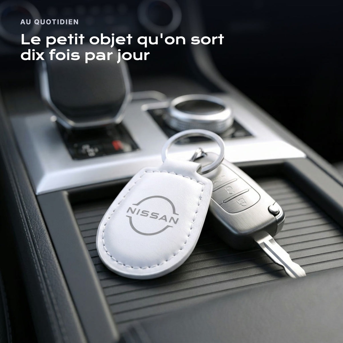Porte-clés Nissan gravé, accroché à une clé