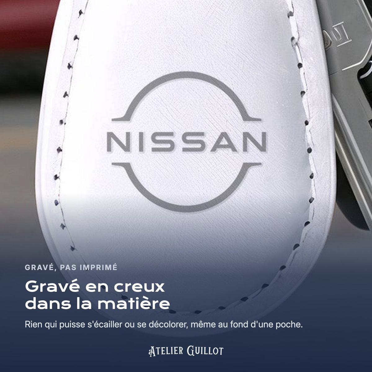 Logo Nissan gravé au laser dans le simili cuir