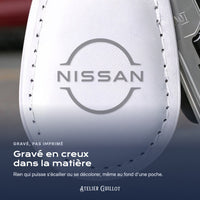 Logo Nissan gravé au laser dans le simili cuir