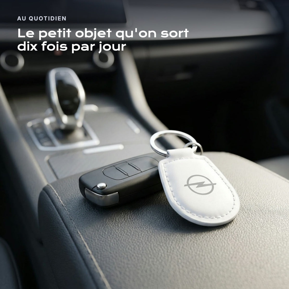 Porte-clés Opel gravé, accroché à une clé