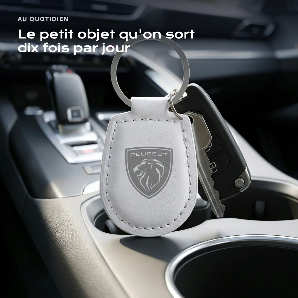 Porte-clés Peugeot gravé, accroché à une clé