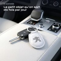 Porte-clés Peugeot gravé, accroché à une clé