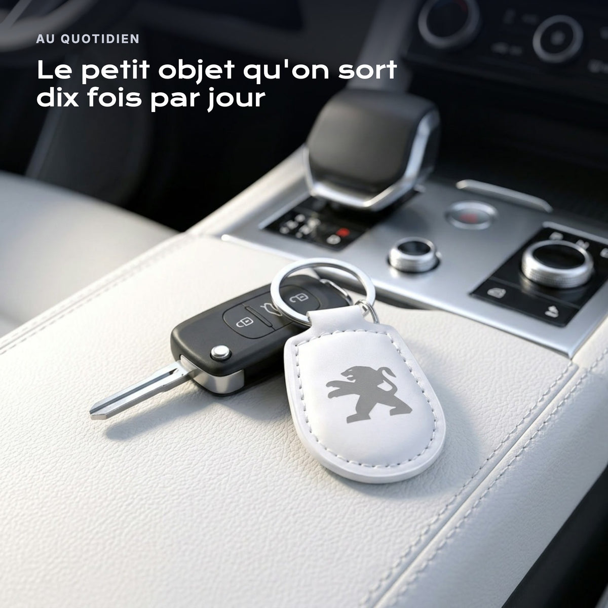 Porte-clés Peugeot gravé, accroché à une clé