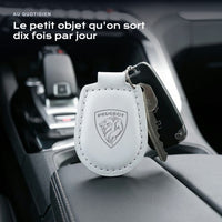 Porte-clés Peugeot gravé, accroché à une clé