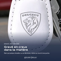 Logo Peugeot gravé au laser dans le simili cuir