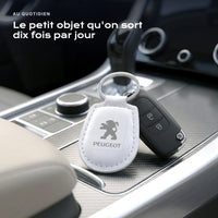 Porte-clés Peugeot gravé, accroché à une clé