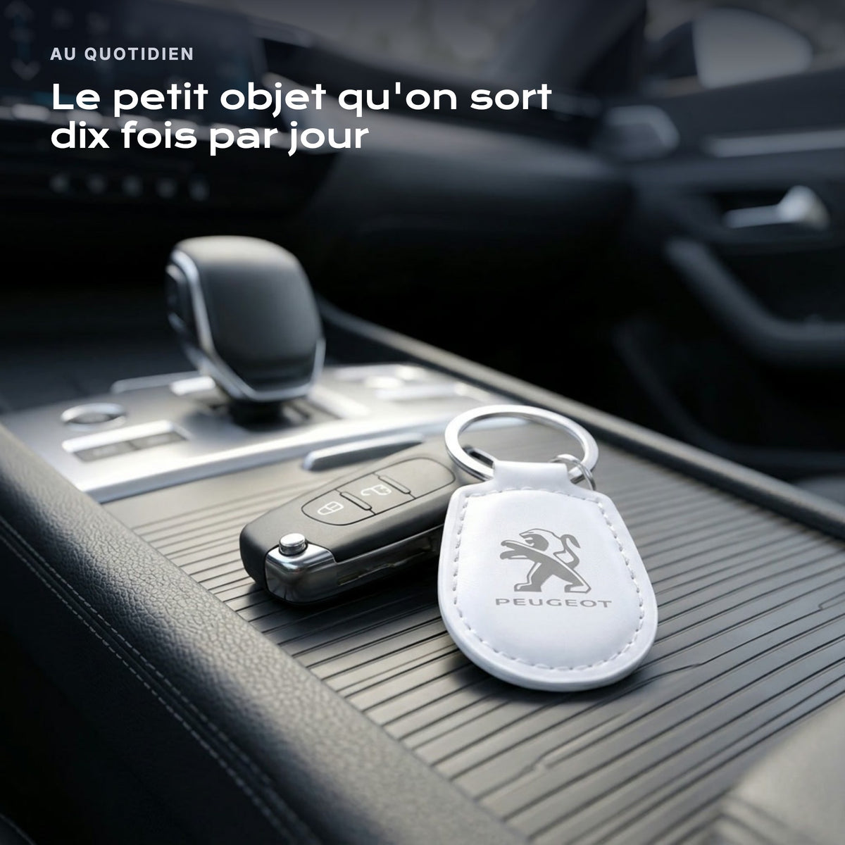 Porte-clés Peugeot gravé, accroché à une clé