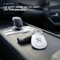 Porte-clés Peugeot gravé, accroché à une clé