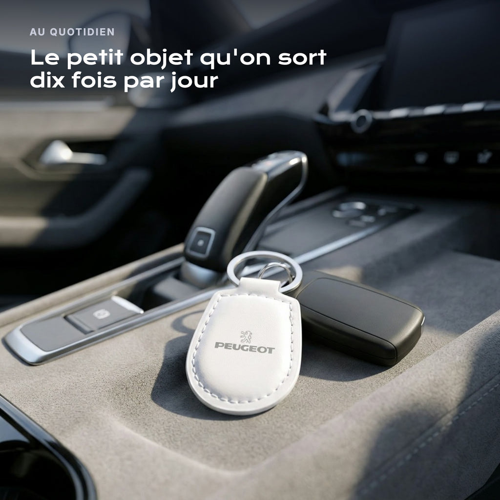 Porte-clés Peugeot gravé, accroché à une clé