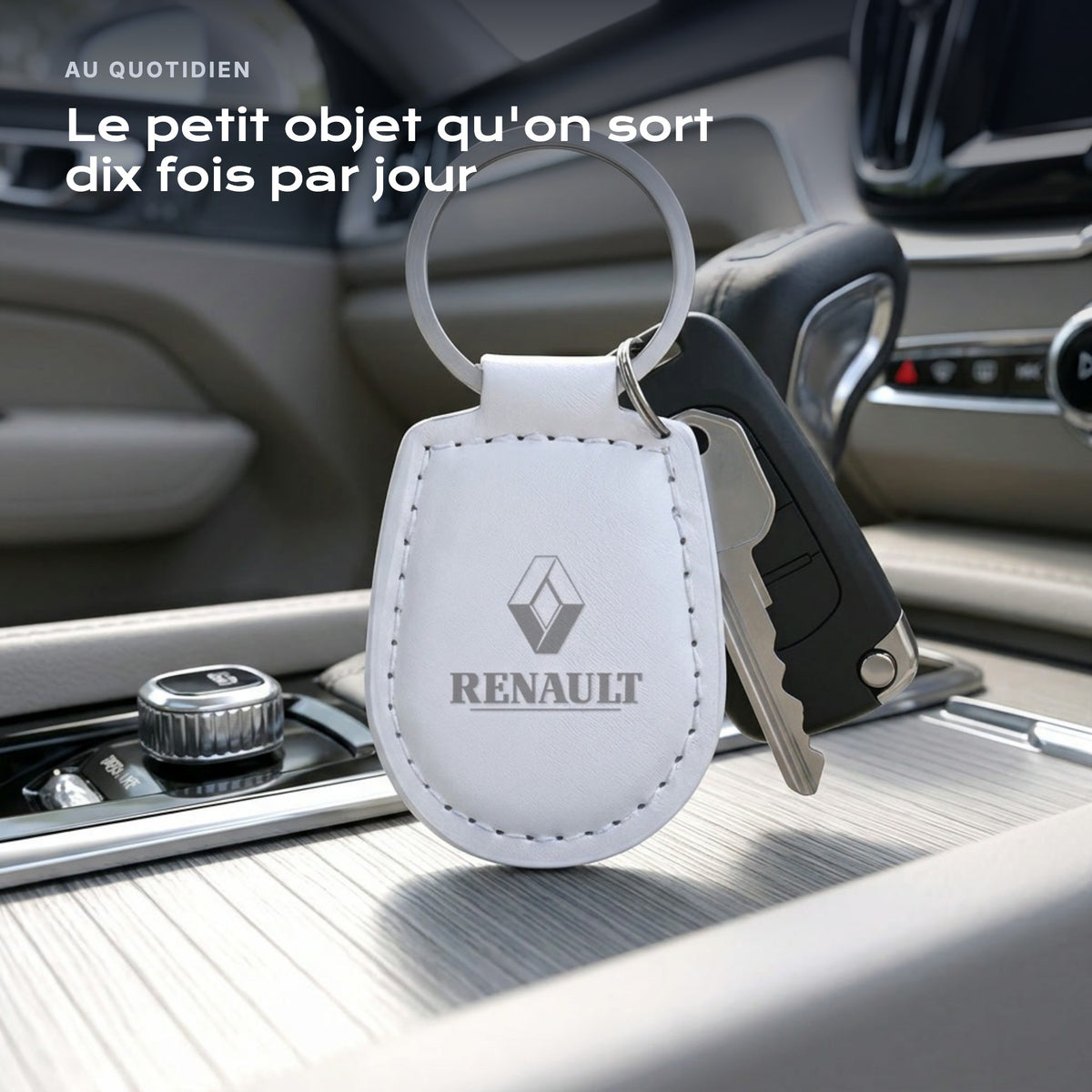 Porte-clés Renault gravé, accroché à une clé