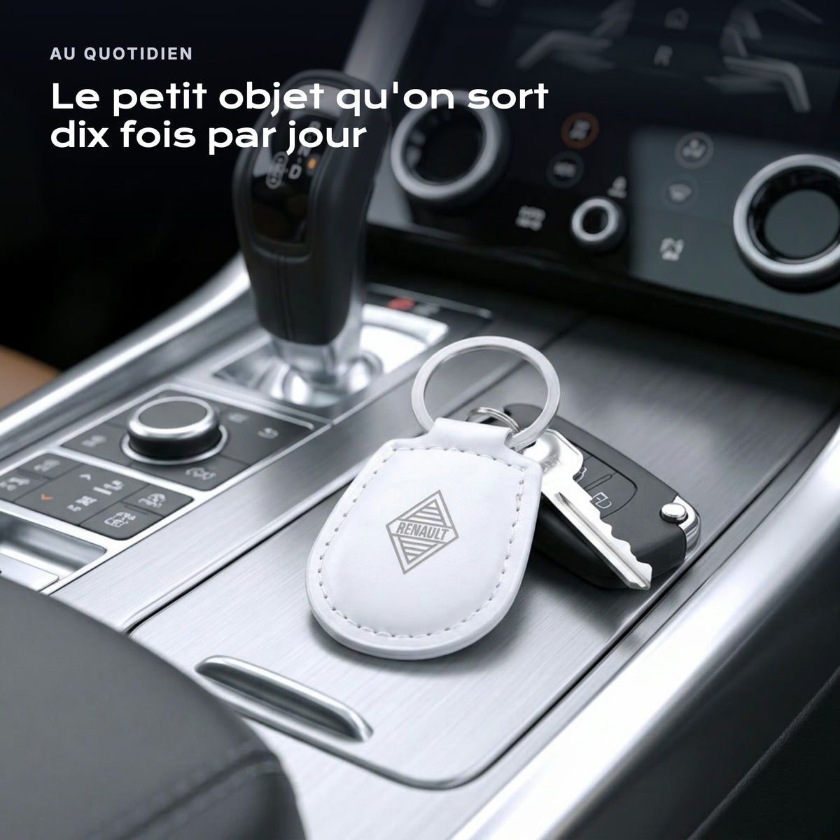 Porte-clés Renault gravé, accroché à une clé