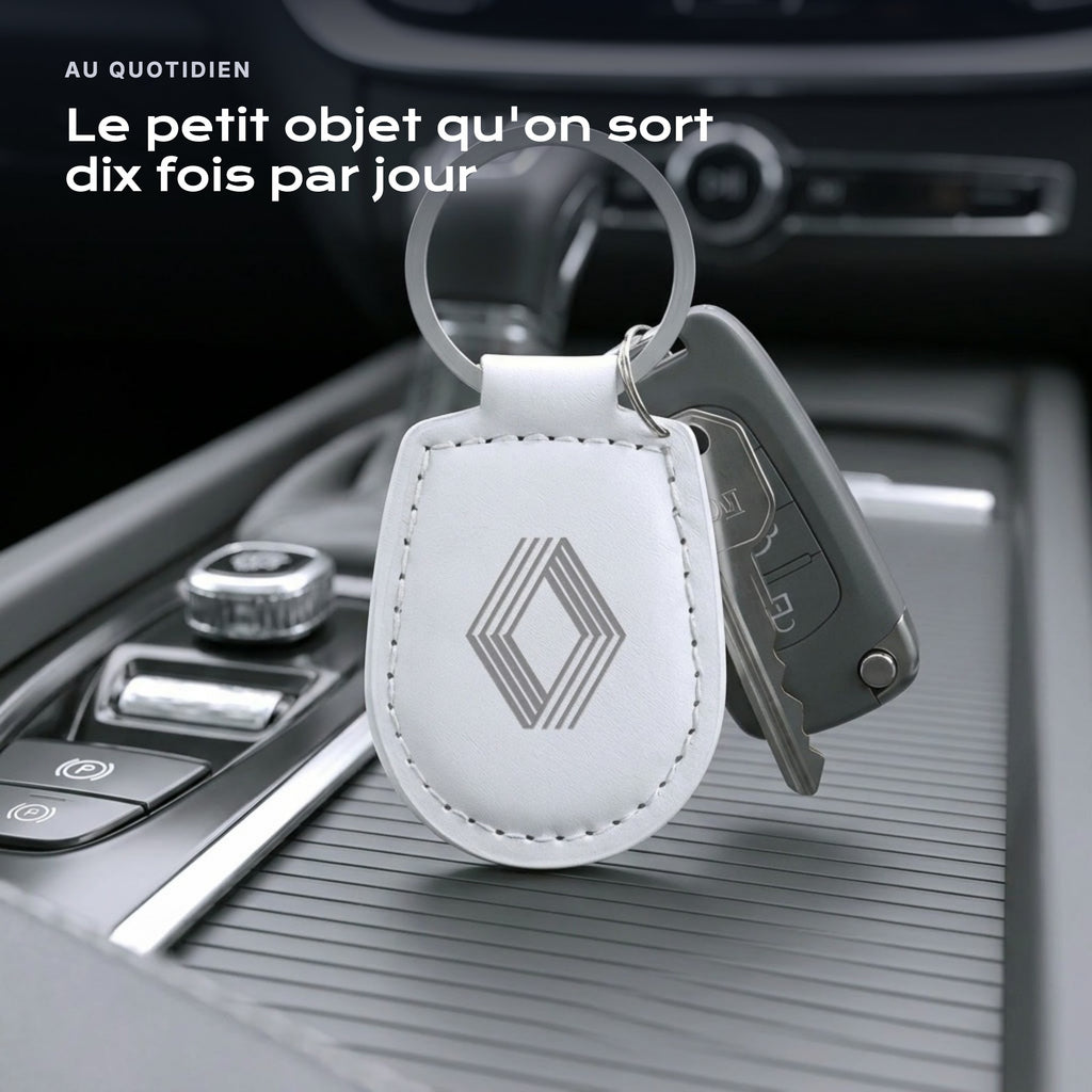 Porte-clés Renault gravé, accroché à une clé