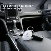 Porte-clés Renault gravé, accroché à une clé