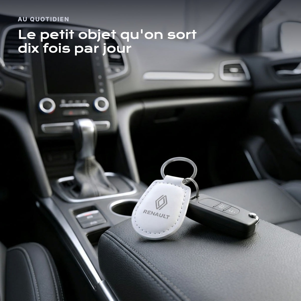 Porte-clés Renault gravé, accroché à une clé