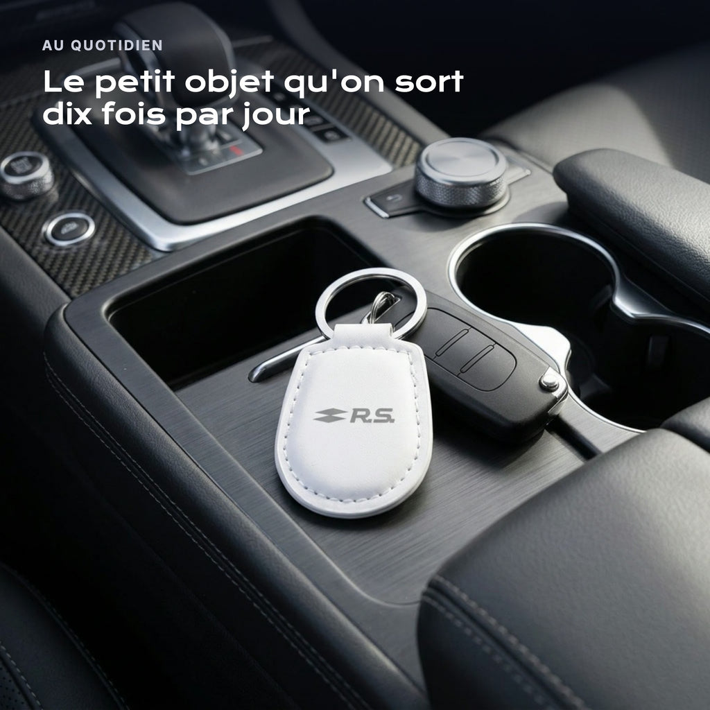 Porte-clés Renault RS gravé, accroché à une clé