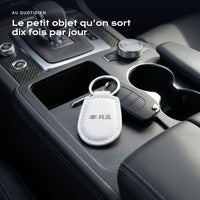 Porte-clés Renault RS gravé, accroché à une clé