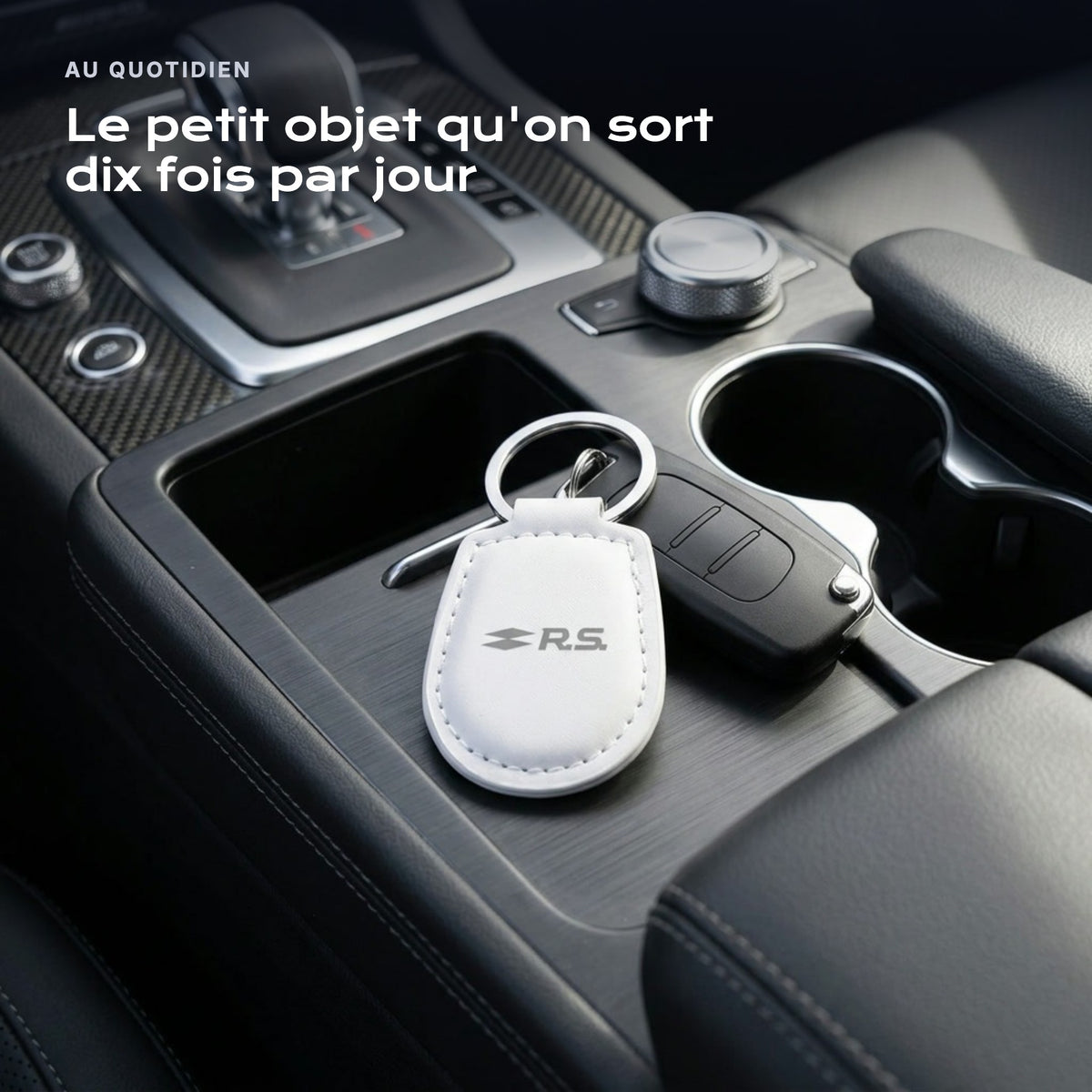 Porte-clés Renault RS gravé, accroché à une clé