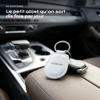 Porte-clés Renault RS Sport gravé, accroché à une clé