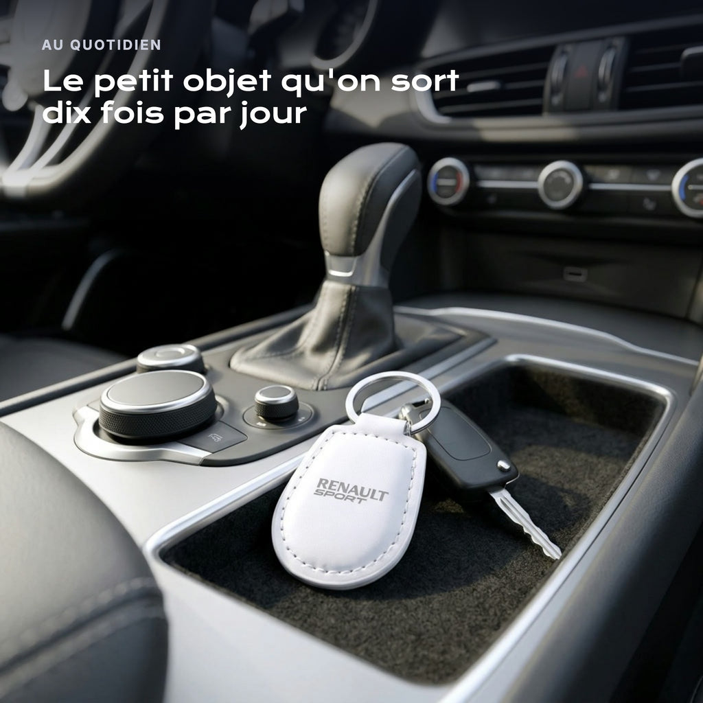 Porte-clés Renault Sport gravé, accroché à une clé