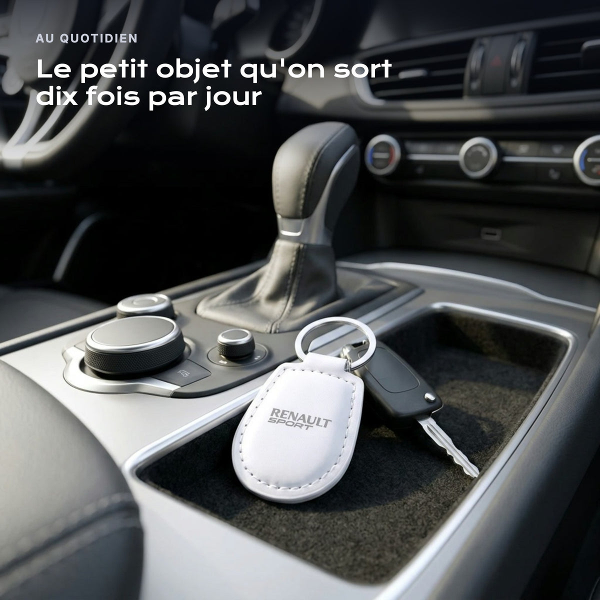 Porte-clés Renault Sport gravé, accroché à une clé