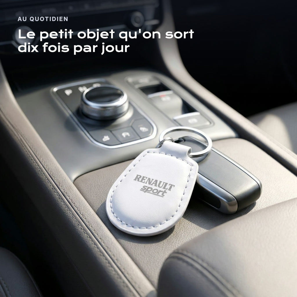 Porte-clés Renault Sport gravé, accroché à une clé