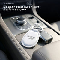 Porte-clés Renault Sport gravé, accroché à une clé