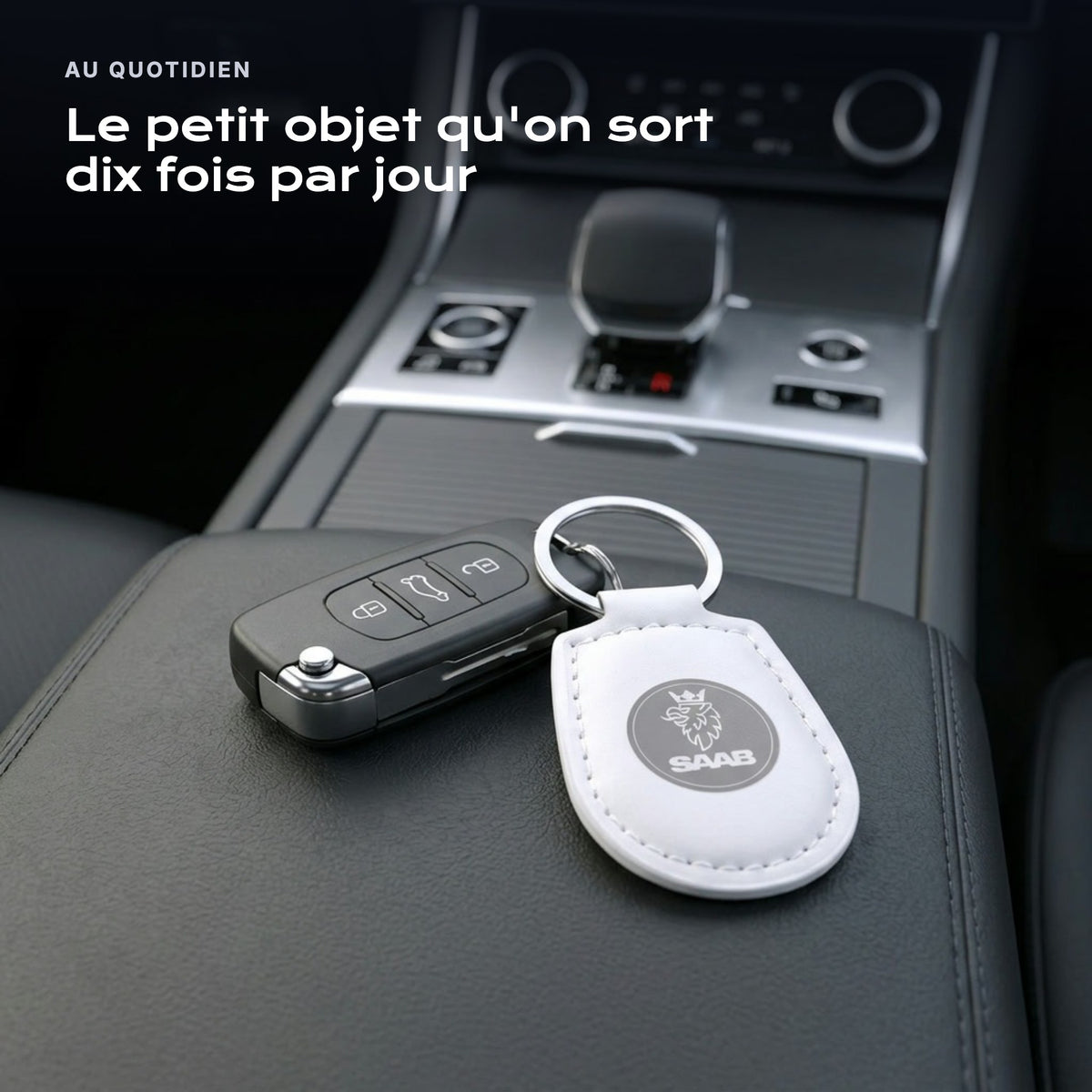 Porte-clés Saab gravé, accroché à une clé