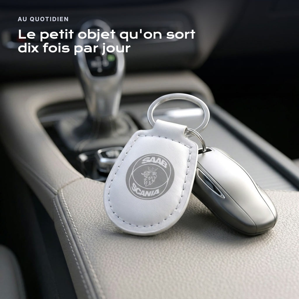Porte-clés Saab-Scania gravé, accroché à une clé