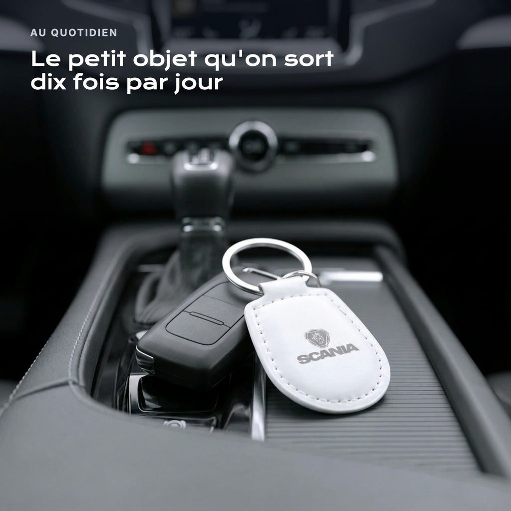 Porte-clés Scania gravé, accroché à une clé